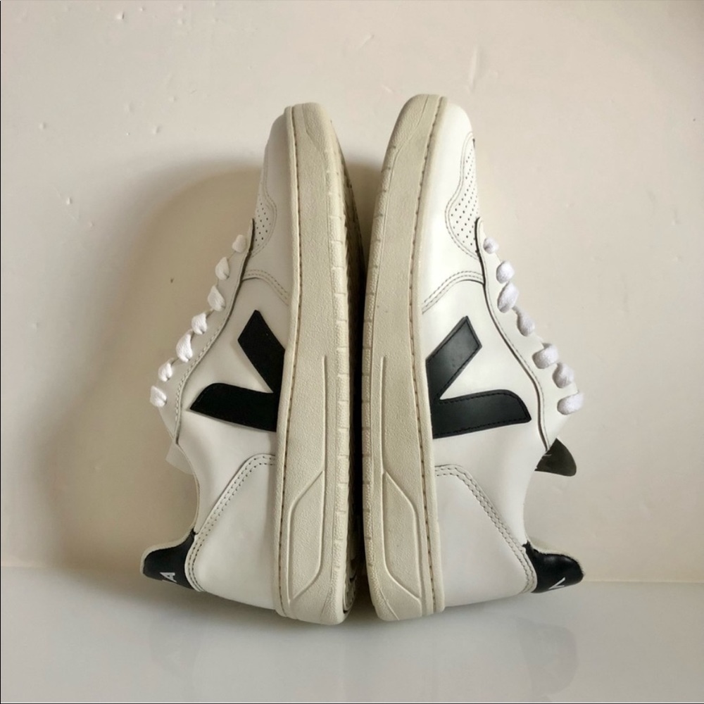 VEJA V-10 Leather Sneaker Sz 8